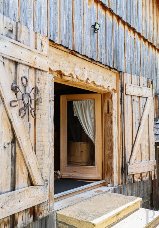 En Haute-Savoie, non loin de Morzine, une grange chalet traditionnelle en plein alpage - photo  n°7